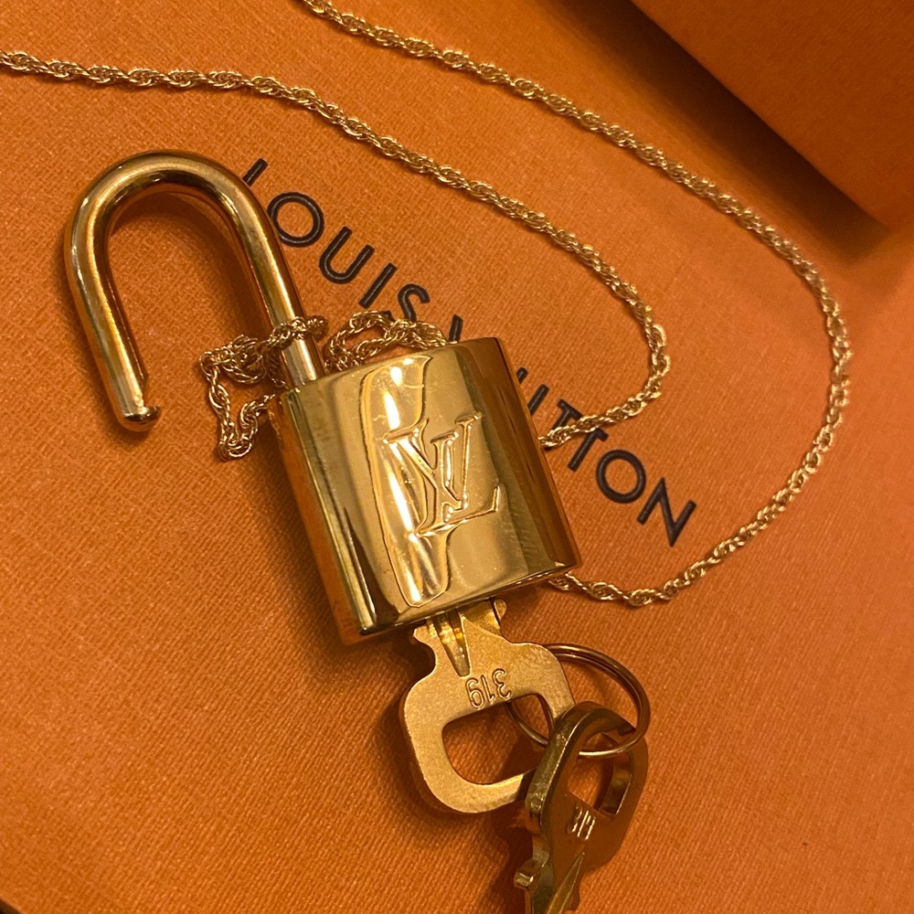 Louis Vuitton New, lock and key necklace. Hard to find! Authentic. - Picture 4 of 12